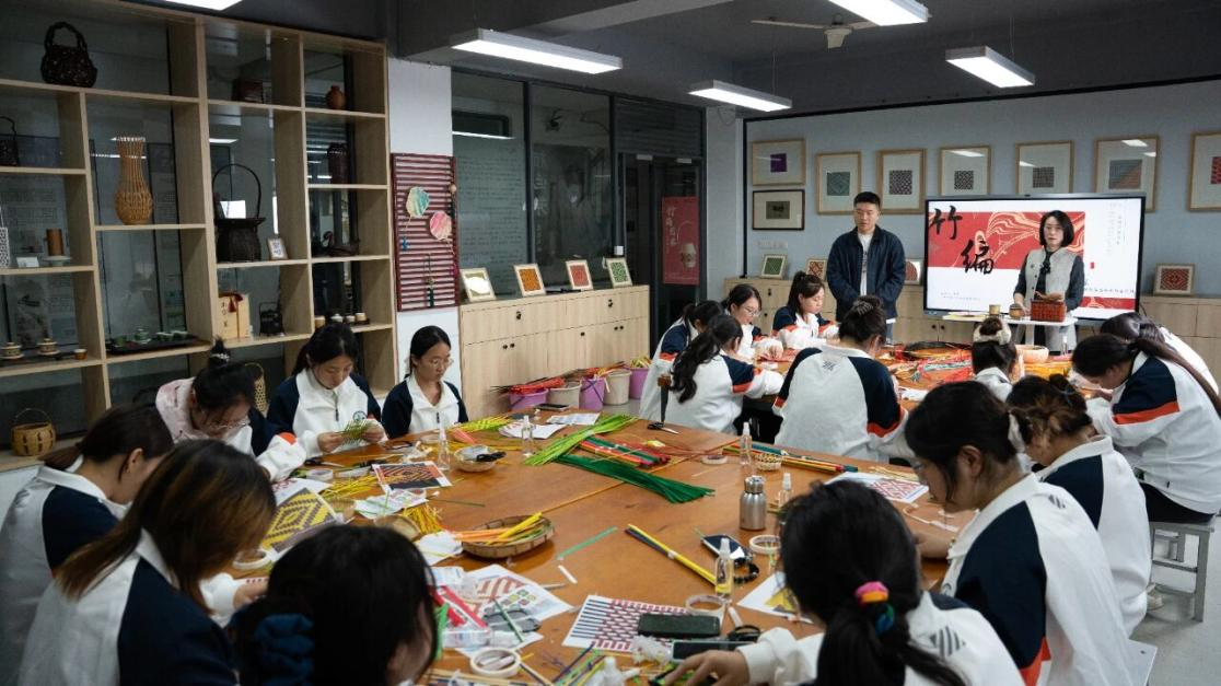 为非遗“添彩”，为青春“赋能”：江苏建院的文化育人新实践
